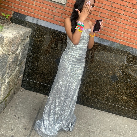 I’m selling this dress , I’ve only wore it one time